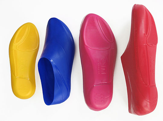 Предмет из каучука. Изделия из каучука. Обувь из каучука. Резиновые изделия. Обувь из синтетического каучука.