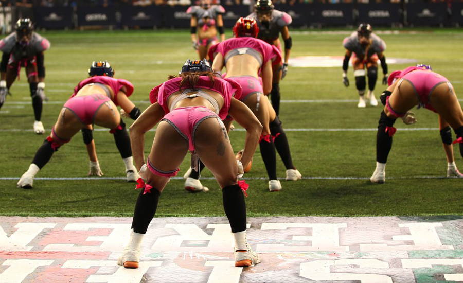 Женская лига: модели в бикини играют в футбол.